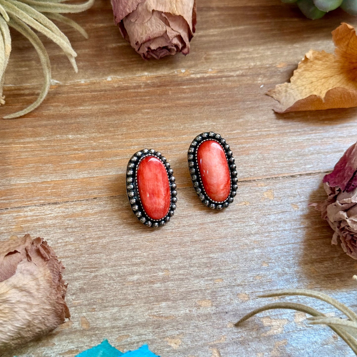 Red Spiny Oyster Beaded Border Stud Earrings – Option 1